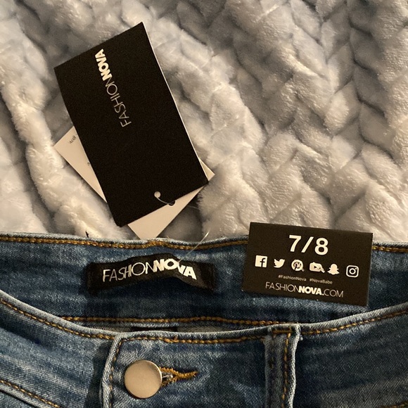 Fashion nova , medium blue washed jeans size 7/8 - Picture 2 of 4